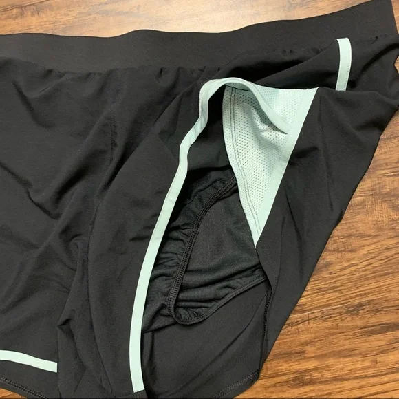 Under Armour Women's XXL Loose Heat Gear Running Shorts - Picture 3 of 5